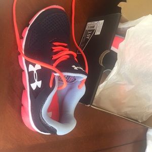 Girls youth size 3.5 UnderArmour athletic shoes!